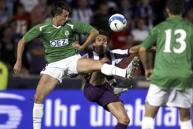 Divokým výsledkem skončilo úvodní utkání předkola Poháru UEFA mezi fotbalisty Austrie Vídeň a Jablonce. Tým z rakouské metropole vyhrál 4:3 Divokým výsledkem skončilo úvodní utkání předkola Poháru UEFA mezi fotbalisty Austrie Vídeň a Jablonce. Tým z rakouské metropole vyhrál 4:3