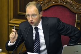 Posel špatných zpráv Jaceňuk opuští křeslo šéfa parlamentu.