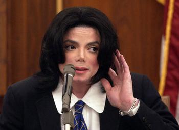 Zpěvák Michael Jackson musí k britskému soudu.