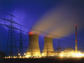 Jaderná elektrárna v noci (ilustrační foto). Jaderná elektrárna v noci (ilustrační foto).