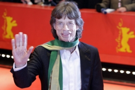 Mick Jagger zdraví diváky.