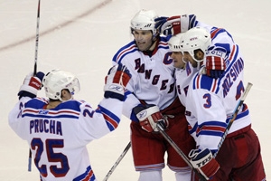 Hráči New York Rangers Petr Průcha, Jaromír Jágr a Michal Rozsíval se radují nad Rozsívalovým gólem. Jágr si za úspěšnou trefu připsal body za asistenci. Hráči New York Rangers Petr Průcha, Jaromír Jágr a Michal Rozsíval se radují nad Rozsívalovým gólem. Jágr si za úspěšnou trefu připsal body za asistenci.