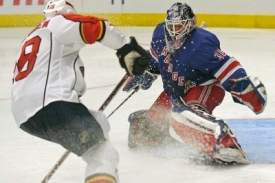 Henrik Lundqvist (vpravo) z Rangers a floridský Ville Peltonen
