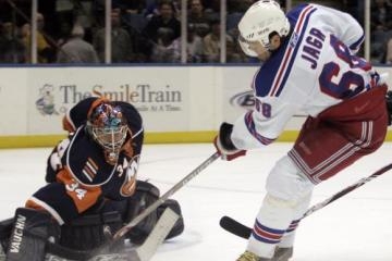 &quot;Jezdec&quot; Jaromír Jágr v duelu proti New York Islanders.