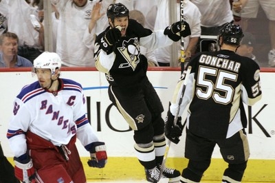 Radost hráčů Pittsburghu v kontrastu se zklamaným Jaromírem Jágrem. Radost hráčů Pittsburghu v kontrastu se zklamaným Jaromírem Jágrem.