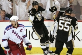 Radost hr&aacute;čů Pittsburghu v kontrastu se zklaman&yacute;m Jarom&iacute;rem J&aacute;grem.