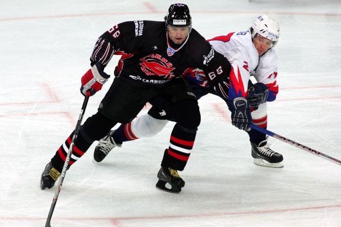 Jaromír Jágr (vlevo) v dresu Avantgardu Omsk.