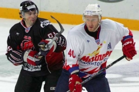 Lídr Omsku Jaromír Jágr (vlevo). Lídr Omsku Jaromír Jágr (vlevo).