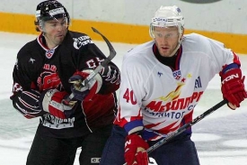Jaromír Jágr (vlevo) vstřelil v neděli za Osm dva góly.