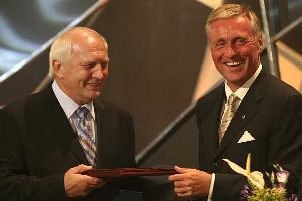 Jaromír Jágr starší a premiér Mirek Topolánek při Zlaté hokejce.