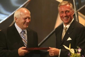 Jaromír Jágr starší a premiér Mirek Topolánek při Zlaté hokejce.