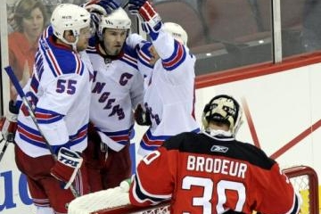 Jaromír Jágr slaví se spoluhráči svůj gól proti New Jersey Devils.
