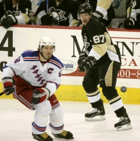 Jágr v duelu 2. kola Stanley Cupu proti Pittsburghu.