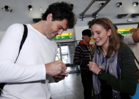 Jágr rozdává autogramy na letišti.