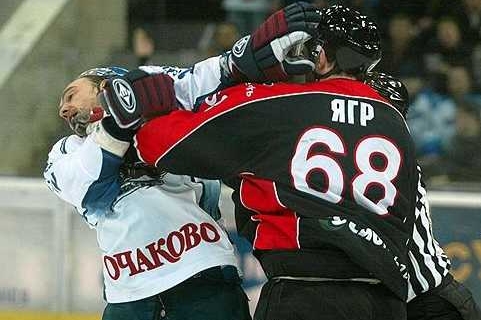 Jaromír Jágr v dresu Omsku v době, kdy už v Rusku působil. Jaromír Jágr v dresu Omsku v době, kdy už v Rusku působil.