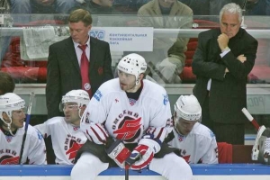 Jaromír Jágr a za ním kanadský kouč Omsku Wayne Fleming.