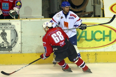 Jaromír Jágr (zády) a Pavol Demitra
