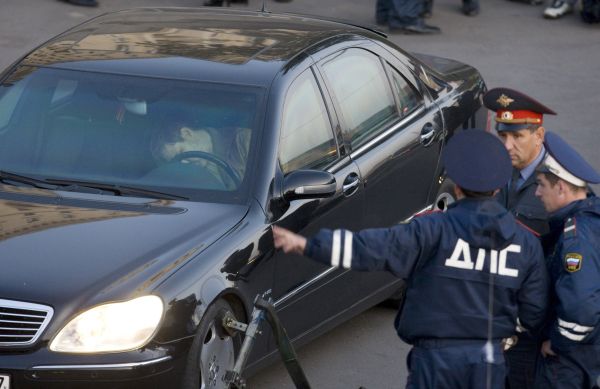 Opancéřované, ale přesto prostřelené auto s mrtvým Jamadajevem.