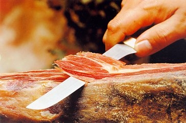 Velkou delikatesou je třeba iberijská šunka.