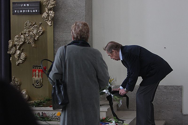 Václav Havel na pohřbu Jana Vladislava.