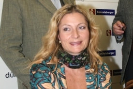 Kateřina Janouchov&aacute; na křtu rom&aacute;nu Ukraden&eacute; dětstv&iacute;