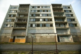 Paneláků s vysídlenými byty je v Janově několik.