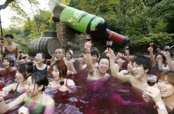 Lázně Junesun nabízí Japoncům možnost vykoupat se v novém beaujolais.