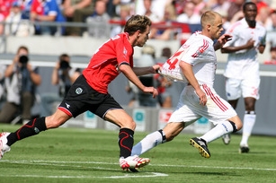 Takto se rval David Jarolím (v bílém) v prvním kole bundesligy proti Hannoveru