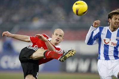 Hamburský David Jarolím střílí gól do sítě Curychu.