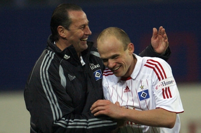 Davidu Jarolímovi gratuluje ke vstřeleným brankám trenér Huub Stevens.