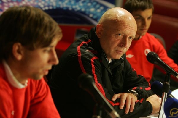 Kouč Slavie Jarolím (uprostřed) na tiskové konferenci. 