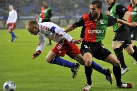 David Jarolím (vlevo) bojuje proti Nijmegenu v Poháru UEFA.