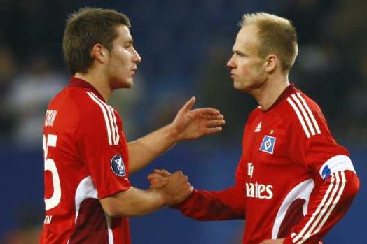 David Jarolím (vpravo), zklamaný kapitán fotbalistů Hamburku.