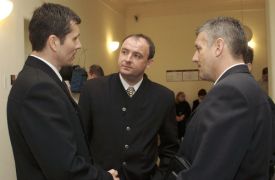 Jaroslav Hlaváč (uprostřed) před zahájením hlavního líčení