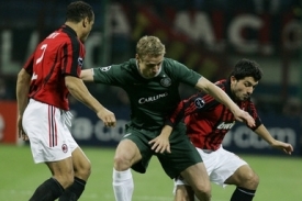 Jiří Jarošík (uprostřed) v souboji s Cafúem (vlevo) a Gattusem.