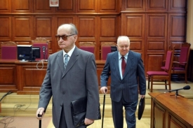 Jaruzelski při předběžném projednávání kauzy před čtyřmi měsíci. Jaruzelski při předběžném projednávání kauzy před čtyřmi měsíci.