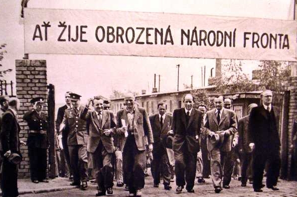 Klement Gottwald obchází fabriky.