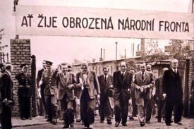 Klement Gottwald obchází fabriky.