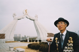 Záběr z filmu Jeden den v životě, Severní Korea.