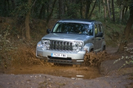 Na rozdíl od většiny obyčejných SUV můžete s jeepem v klidu přebrodit říčku.