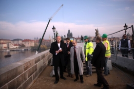 Ministr Václav Jehlička (vlevo) se vydal na průzkum Karlova mostu.