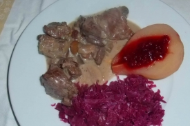 Srnčí guláš je možné na talíři vylepšit zelím a pečeným ovocem.