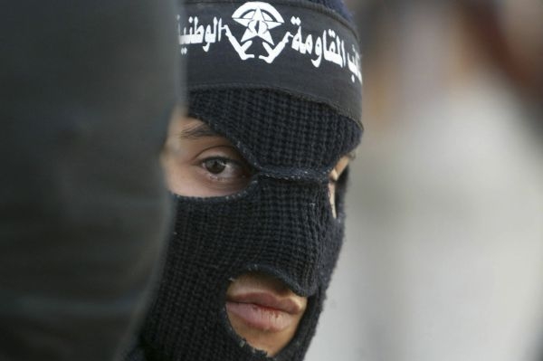 Palestinský radikál z Brigád mučedníků al-Aksá. Palestinský radikál z Brigád mučedníků al-Aksá.