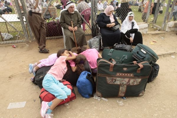 Palestinci čekají na otevření hraničního přechodu v Rafáhu.