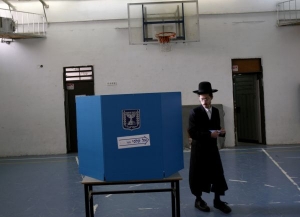 Ultraortodoxn&iacute; Žid při&scaron;el k urně v Tel Avivu.