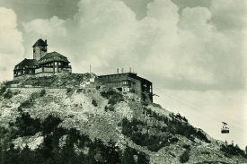 Vrchol Ještědu v roce 1961 zdobil Horský hotel. Vrchol Ještědu v roce 1961 zdobil Horský hotel.