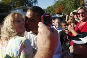 Obama si získává srdce voliček.