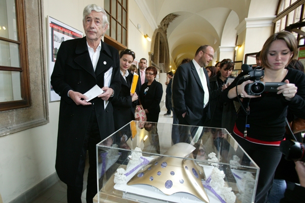 Jan Kaplický a Vlastimil Ježek nad modelem &quot;chobotnice&quot;.