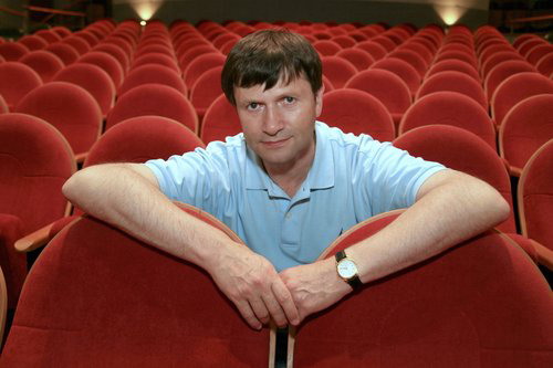 Herec a principál Jan Hrušinský v hledišti svého Divadla na Jezerce.
