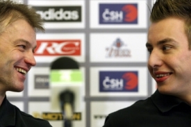 Filip Jícha (vrpavo) s reprezentačním trenérem Pavlem Pauzou.
